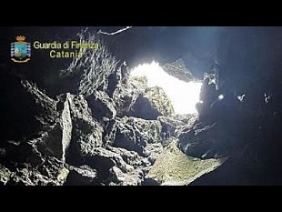 video-ritrovamenti-resti-umani-in-una-grotta-alle-pendici-delletna