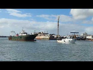 mazara-ancora-un-peschereccio-incagliato-nel-porto-canale-a-causa-del-basso-fondale-guarda-il-video