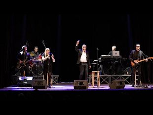 video-teo-teocoli-diverte-il-pubblico-dellariston-tra-musica-e-cabaret