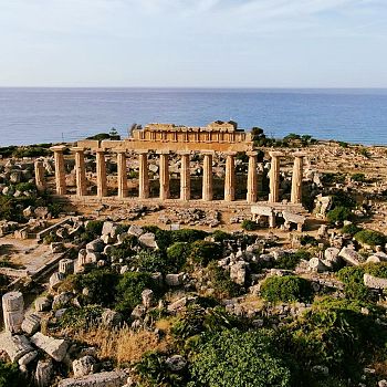 /images/0/1/01-tempio-c-fronte.jpg