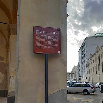 /images/1/7/17-piazzamercato.jpg