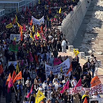 /images/1/9/19-corteo1.jpg