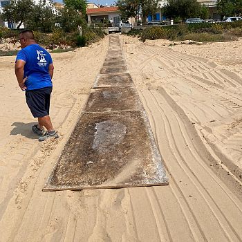 /images/2/2/22-collocazione-passerelle-accesso-disabili-spiaggia-29-06-2023.jpg