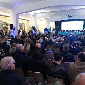 /images/3/6/36-platea-di-spalle-uil.jpg