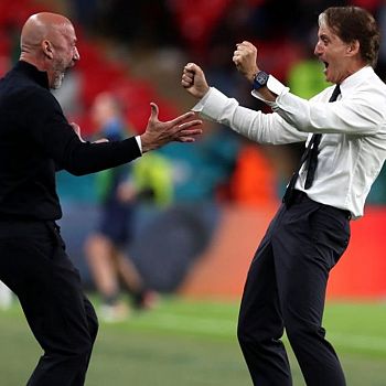 /images/4/2/42-gianluca-vialli-roberto-mancini.jpeg