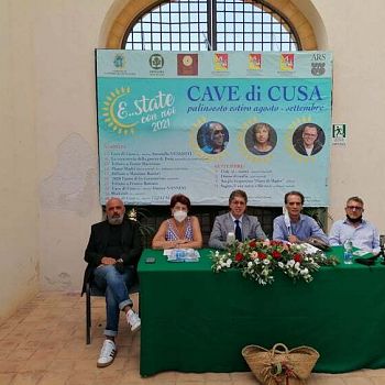 /images/4/5/45-conferenza-presentazione-palinsesto-e-state-con-noi-2021-foto-tavolo-interventi.jpg