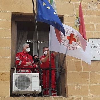 /images/5/8/58-croce-rossa-bandiera-comune-j2.jpg