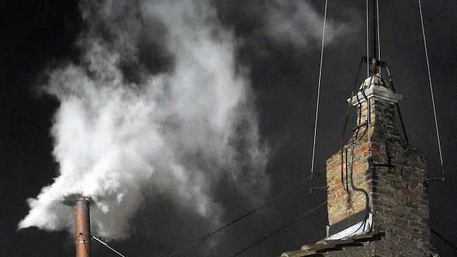 Habemus Papam, la fumata bianca si alza nel cielo di Roma