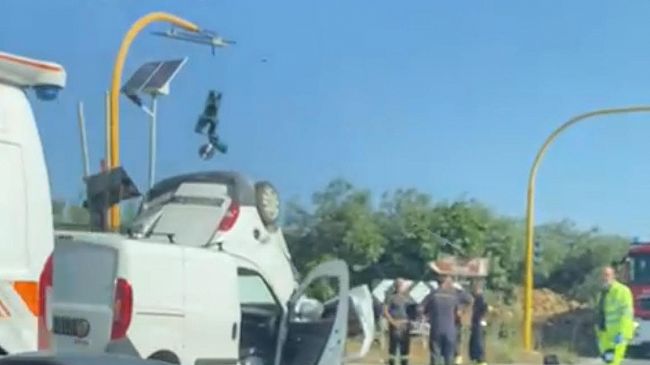 Scontro frontale a Castelvetrano: auto si ribalta, tre feriti ma nessuno in pericolo di vita