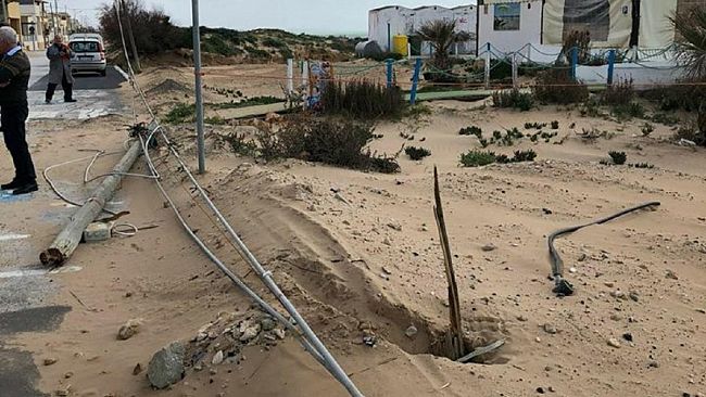 Lungomare di Tre Fontane saranno rimossi  i pali Tim antiestetici e pericolanti