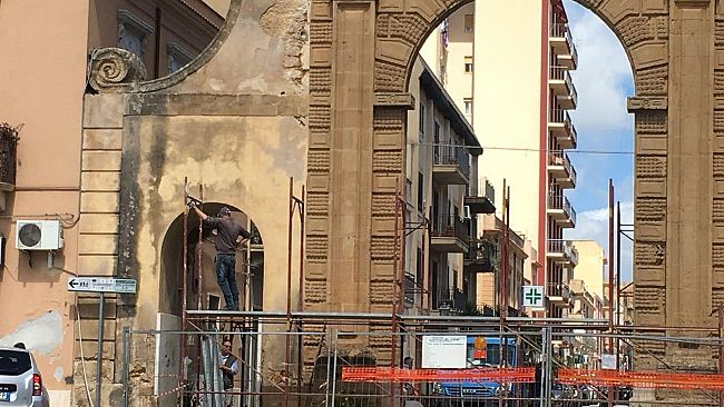 Partiti i lavori per la sistemazione dell’Arco della Porta di Mare