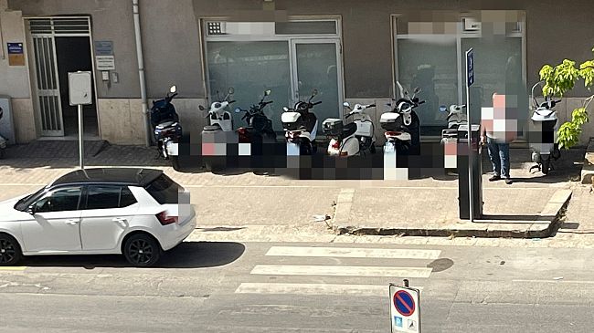 Alcamo, giungla parcheggi in viale Europa: scooter 