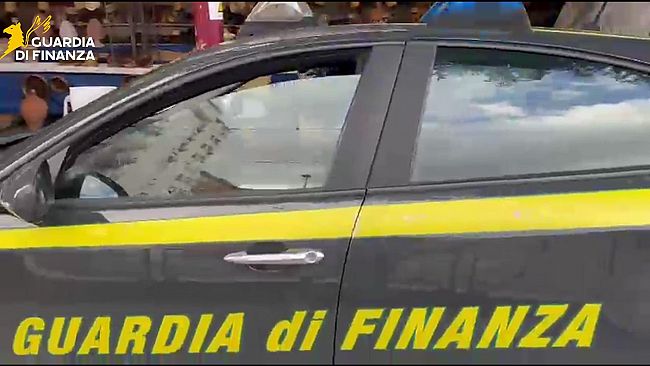 Contraffazione a Partinico: scoperti oltre mille capi falsi in un magazzino. Denunce e sequestri
