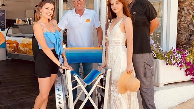 Teatro Libero dona due carrozzine da mare per disabili a lidi 