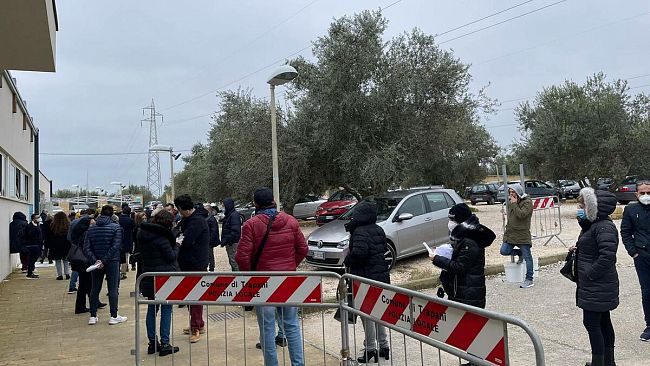 Trapani, disagi e lunghe file all'hub vaccinale. Le prenotazioni non bastano