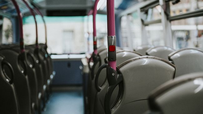 Aggredisce con schiaffi e pugni un vigilante sul tram a Palermo. Denunciato
