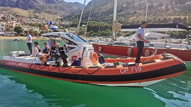 La Guardia Costiera di Castellammare del Golfo salva sei turisti inglesi 