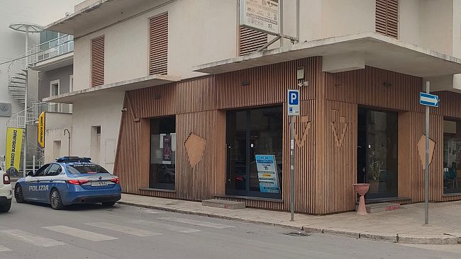 Mazara, colpi di pistola contro la vetrina di un bar