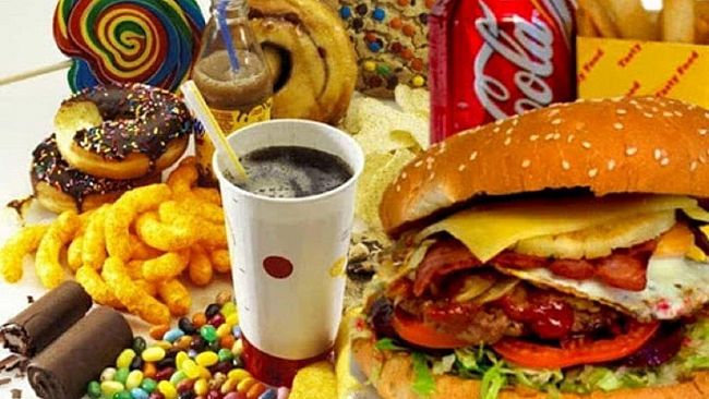 Cibo spazzatura contro  buone abitudini: un duello tra hamburger e cous-cous.