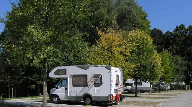 Divieto di sosta nelle aree pubbliche di camper e simili nelle ore notturne