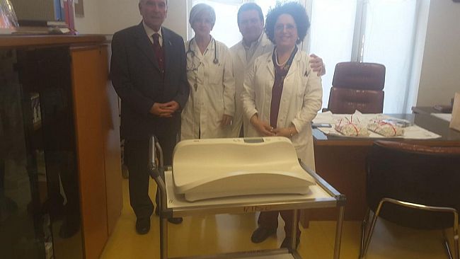 Ex primario dona bilancia pesa neonati alla pediatria di Mazara Del Vallo