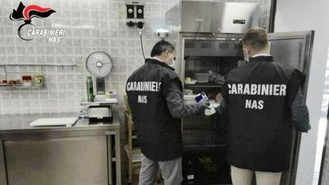 Controlli NAS, sequestrati oltre 50 kg di generi alimentari non conformi e chiuse tre attività