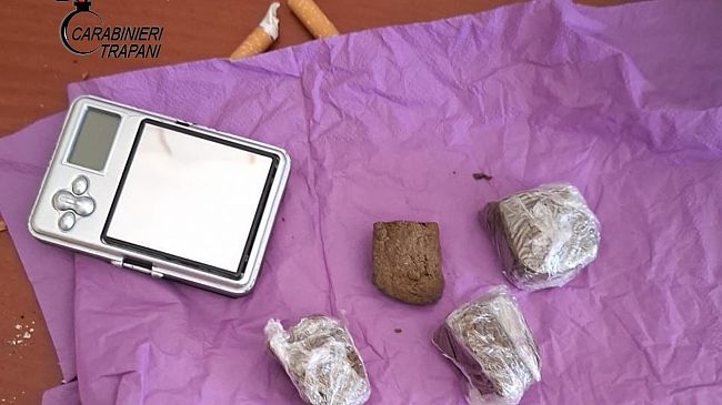 Spaccia mentre è ai domiciliari: arrestato 19enne nel rione San Giuliano