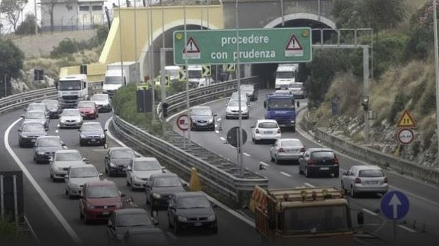 Caos sulla A29: maxi scontro tra due camion e auto, traffico deviato sulla statale