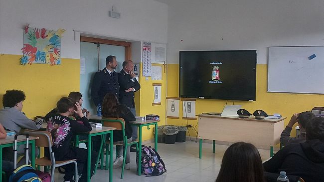 Mazara, gli studenti dell'I.C. Pirandello-Bonsignore incontrano la Polizia 