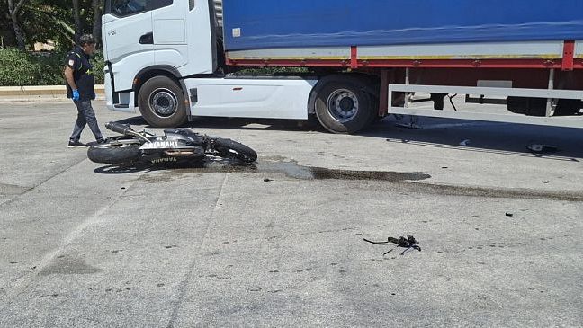 Tragedia sulla strada provinciale 20 a Erice, scontro fatale tra una moto e un tir