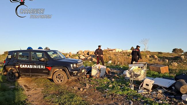 ​Smaltiva rifiuti speciali in un’area verde: denunciato marsalese