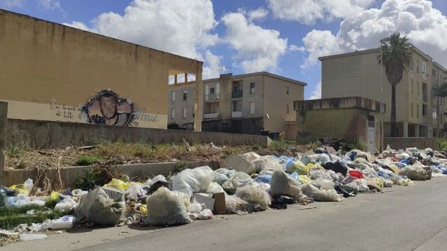 Fumi tossici e degrado a Mazara 2: la rabbia dei residenti travolge il Comune. 