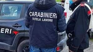 Sul tetto di una villa in nero e senza dispositivi di sicurezza: sospeso cantiere edile tra Carini e Cinisi
