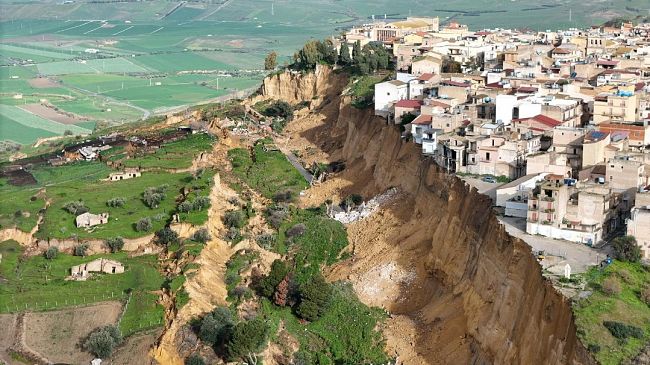 Niscemi travolta da una frana: evacuazioni, scuole chiuse e rischio isolamento