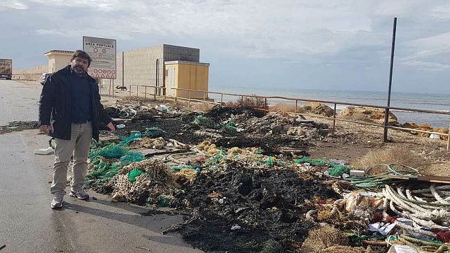 video-all-ingresso-del-porto-di-mazara-reti-e-cime-in-gran-quantita-fra-i-rifiuti