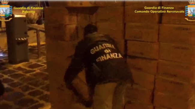 Maxi operazione GdF al largo di Mazara: 9 arresti e e sequestro di oltre 2 tonnellate di sigarette
