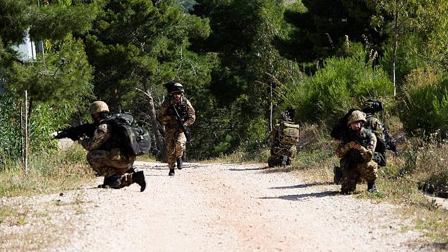 Il 6° Reggimento Bersaglieri si addestra al combattimento in ambiente boschivo