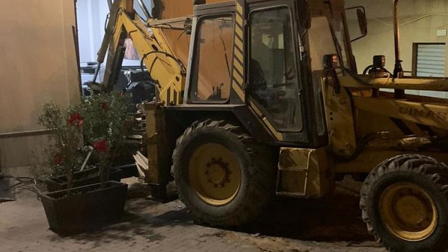 Rapinano banca con escavatore, colpo fallito