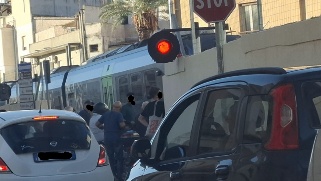 Mazara ancora ostaggio dei passaggi a livello. Barriere chiuse per qualche ora a causa di un guasto