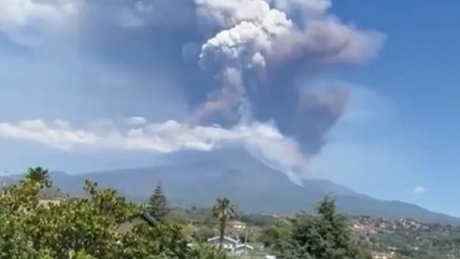 Crolla una parte del cratere dell'Etna, nube eruttiva alta chilometri