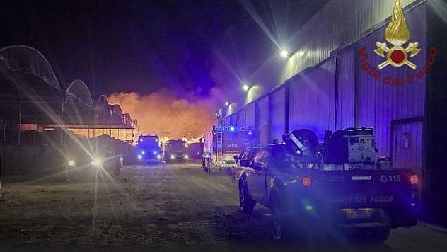 Inferno nella notte a Marsala: brucia la Sarco, azienda leader nel riciclo di rifiuti