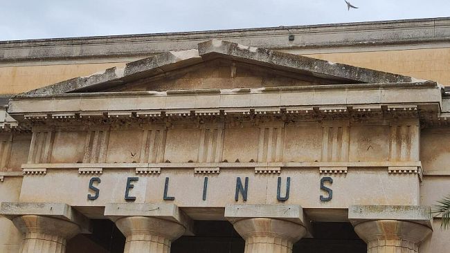 Cornicione ammalorato, chiuso il teatro Selinus per le riparazioni