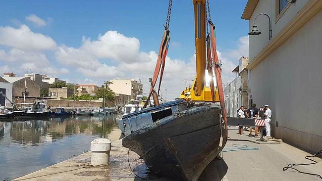 VIDEO – Mazara, rimossa barca affondata dopo “marrobbio” dei giorni scorsi. Porto canale nel degrado