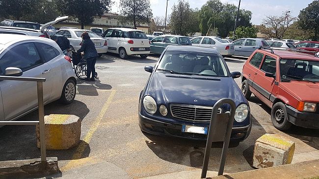 Il parcheggio per disabili occupato da incivili, la denuncia di Serena Navetta