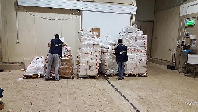 Mazara, la Capitaneria sequestra oltre 4mila kg di pesce scaduto.