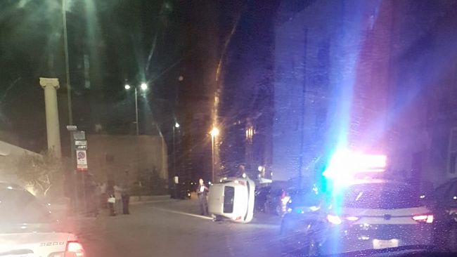 Trapani, auto si ribalta su di un fianco in XXX Gennaio
