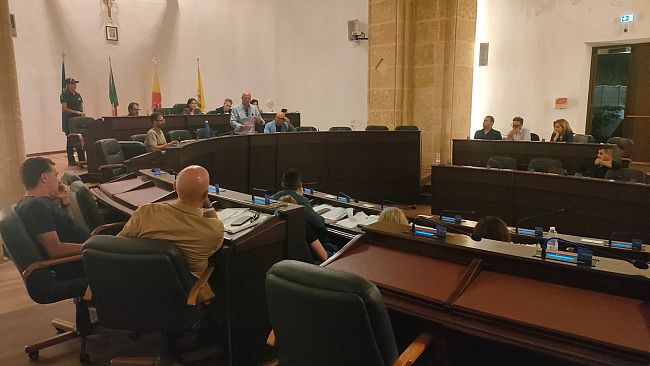 Mazara, Consiglio comunale: 12 punti approvati. Scontro politico in aula su diverse tematiche    