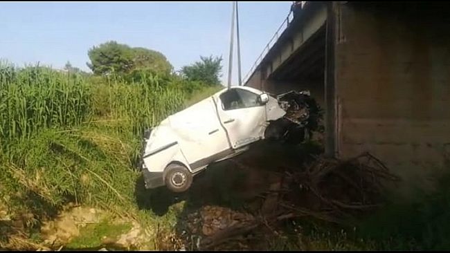 Volano dal viadotto e finiscono nel Modione, salvi i due a bordo del mezzo