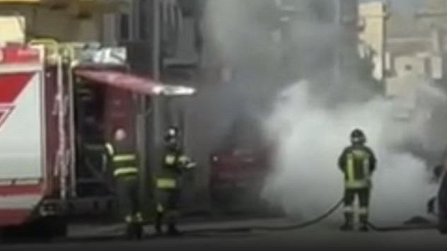 Mazara: moto in fiamme in pieno centro, paura in Corso Diaz