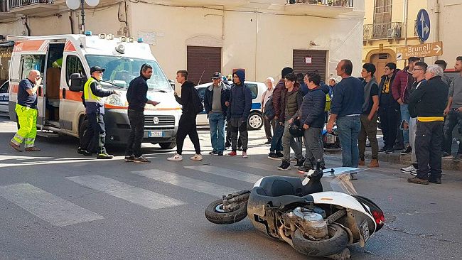 VIDEO – Mazara, incidente tra due scooter in C/so V. Veneto. Ferito uno studente